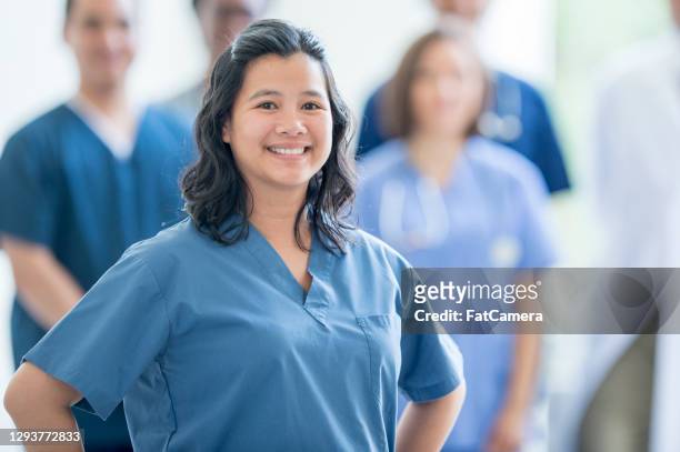infermiera filippina fiduciosa - filipino ethnicity foto e immagini stock