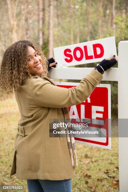 makelaar.  huis te koop met onroerende goederenteken.  voortuin. - estate agent sign stockfoto's en -beelden