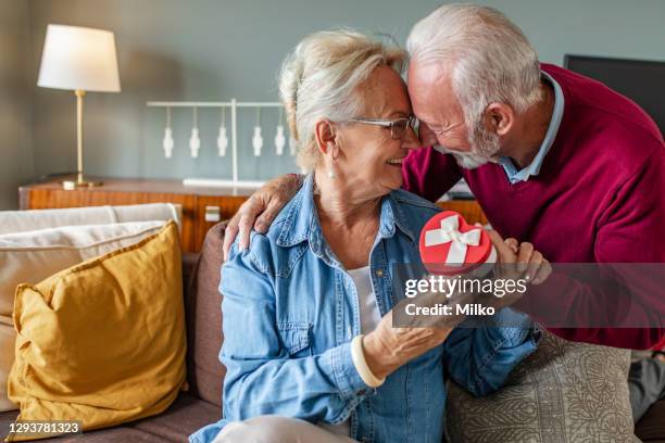 glada senior par hemma på alla hjärtans dag - valentines day bildbanksfoton och bilder