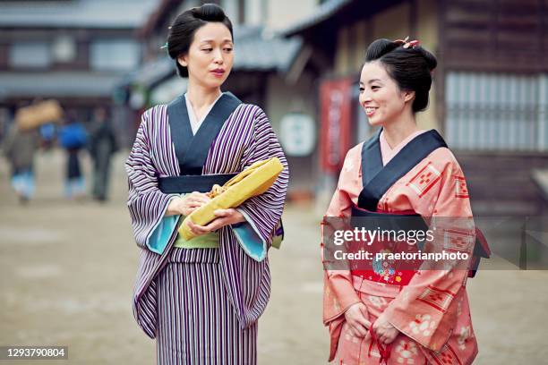 伝統的な着物の日本人女性が路上で話している - edo period ストックフォトと画像