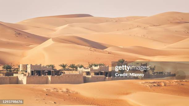 rub' al khali desert oasis village panorama zandduinen abu dhabi - abu dhabi stockfoto's en -beelden