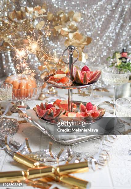 table festive avec entrée de fruits de mer etagere tower et champagne - apero noel photos et images de collection