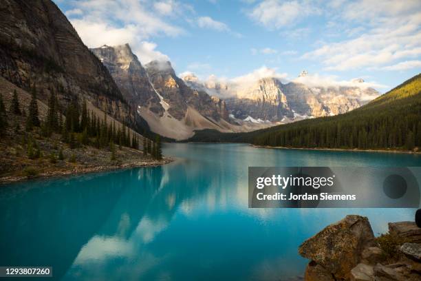 scenic view of lake moraine and its turquoise water. - moraine lake stock-fotos und bilder