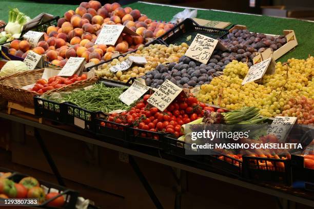 italy greengrocer shop. - magasin de fruits et légumes photos et images de collection