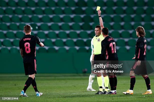 Referee Jorge Figueroa Vazquez shows a yellow card to Toni Kroos of Real Madrid during the La Liga Santander match between Elche CF and Real Madrid...