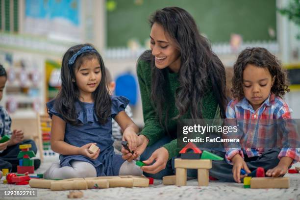 vorschullehrer mit kindern - montessori education stock-fotos und bilder