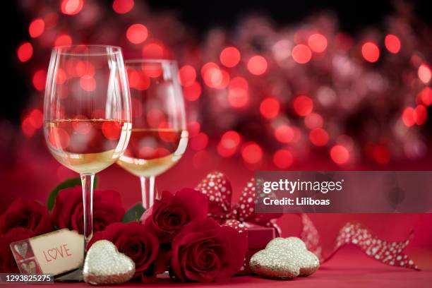 rosas rojas y vino blanco de san valentín con un regalo - an evening with heart fotografías e imágenes de stock
