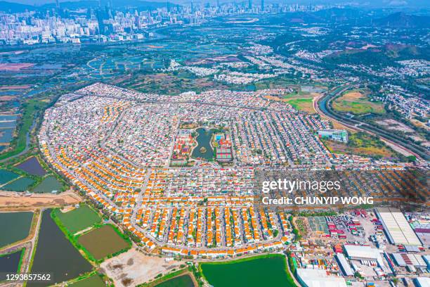 het herenhuisdorp van het platteland in yuen lang, hong kong - district yuen long stockfoto's en -beelden
