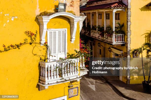 historical center of cartagena de indias, colombia - enge stock-fotos und bilder