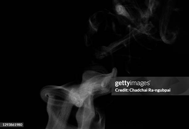 white smoke with black background smoke. smoke concept. - stoom stockfoto's en -beelden