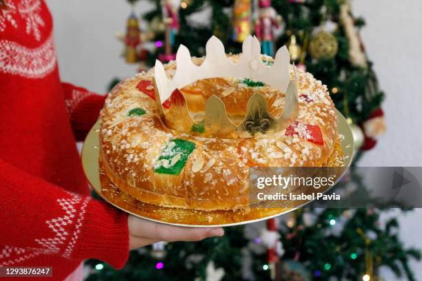 woman holding epiphany cake with king gift - roscon de reyes stockfoto's en -beelden