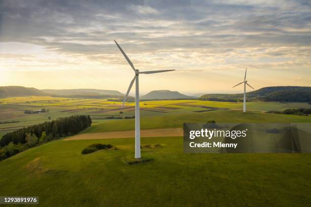 turbina eólica de energía alternativa en el paisaje verde del verano al atardecer - objetivos de desarrollo sostenible fotografías e imágenes de stock