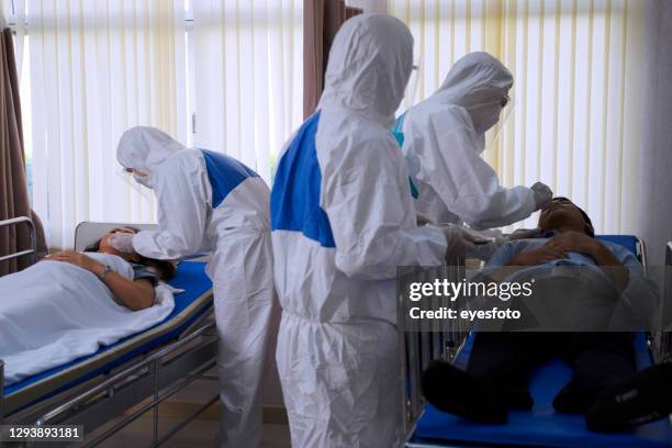 médico de chequeo en el hospital. - pandemia fotografías e imágenes de stock