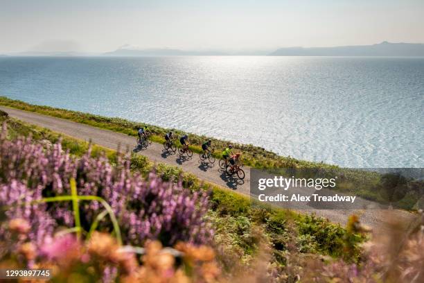 cyclists riding the north coast 500 route around scotland - pelotón fotografías e imágenes de stock