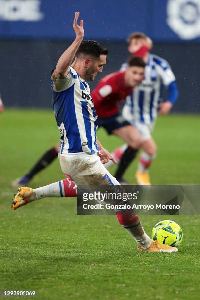 Lucas Perez of Deportivo Alavés scores from the penalty spot during the La Liga Santander match between C.A. Osasuna and Deportivo Alavés at Estadio...