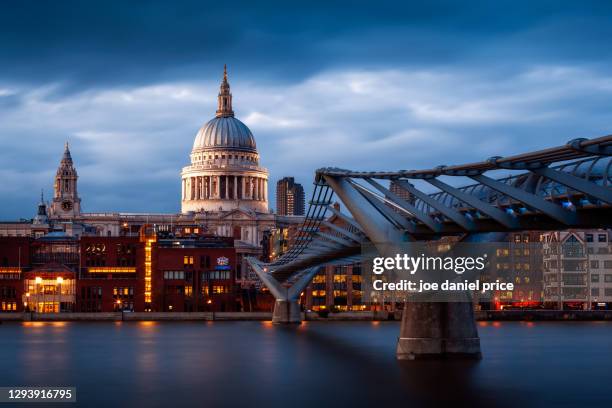 blue hour at st paul's cathedral and the millennium bridge, south bank, london, england - millennium bridge londra foto e immagini stock