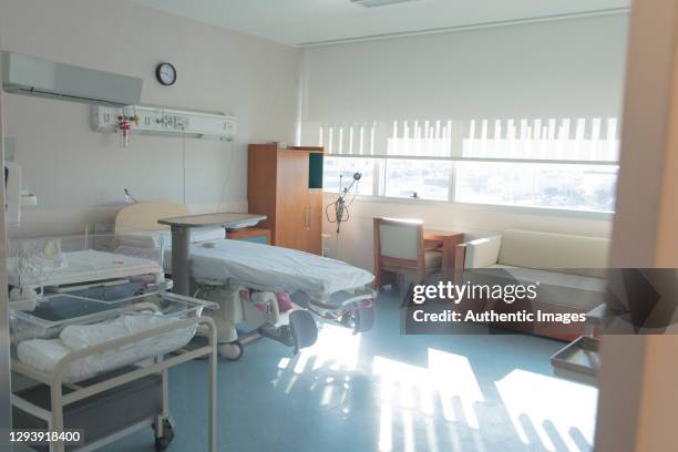 empty delivery room at hospital inn a sunny day - delivery room stock pictures, royalty-free photos & images