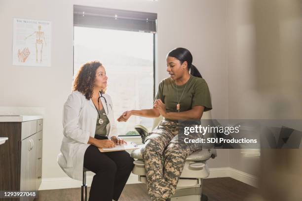 soldato adulto medio mostra eruzione dermatologica sul braccio - uniforme militare foto e immagini stock