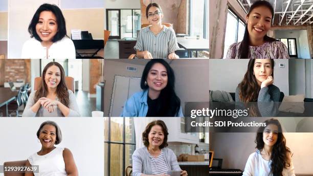 tijdens covid-19 ontmoeten multi-etnische groep vrouwen elkaar via teleconferentie - skypen stockfoto's en -beelden