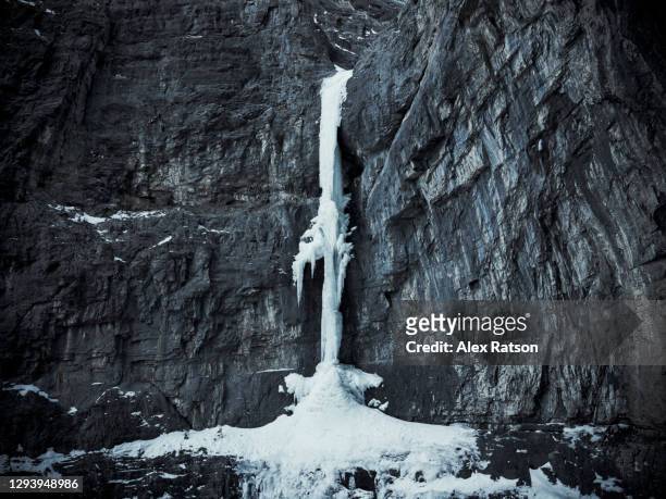the frozen water fall ice of fearful symmetry near devils gap in banff national park - bergsvägg bildbanksfoton och bilder