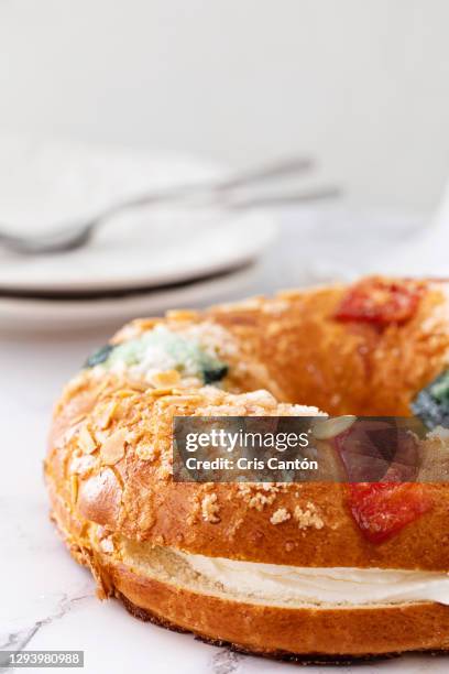 spanish epiphany cake, roscón de reyes - rosca de reyes stockfoto's en -beelden