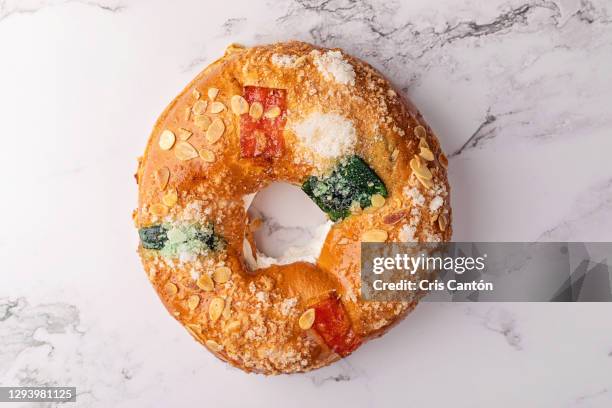 spanish epiphany cake, roscón de reyes - roscon de reyes stockfoto's en -beelden