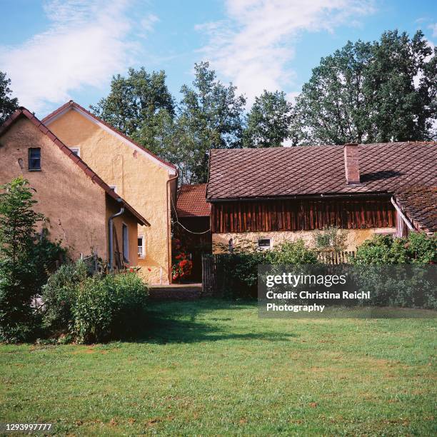 rural house - bauernhaus stock-fotos und bilder