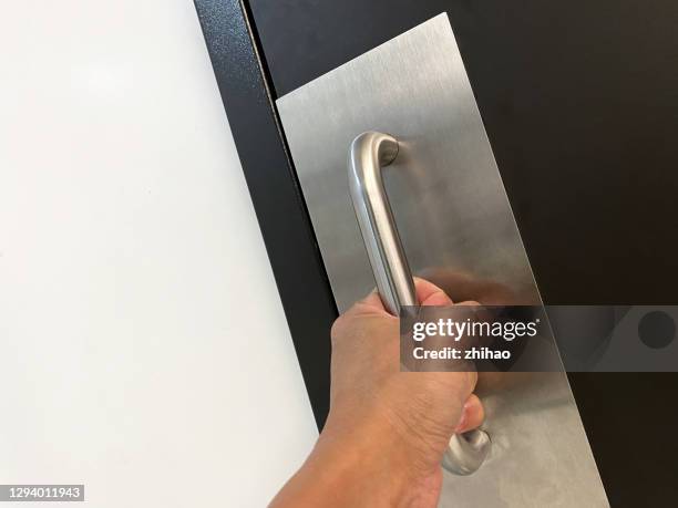 Getting A Handle Hand Grabbing Door Handle Fotografías e imágenes de stock - Getty Images