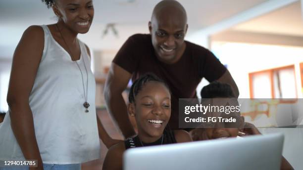 família fazendo uma chamada de vídeo usando laptop em casa - mother daughter webcam - fotografias e filmes do acervo