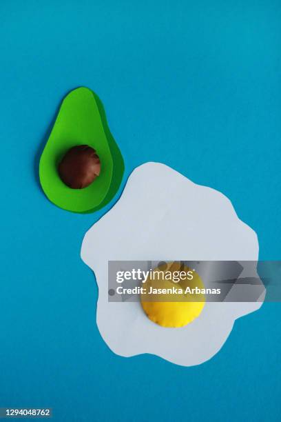 paper fried egg and paper avocado - avocado isolated stock-fotos und bilder