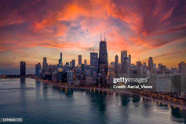 dramatisch mening van chicago bij zonsondergang - wacker drive stockfoto's en -beelden