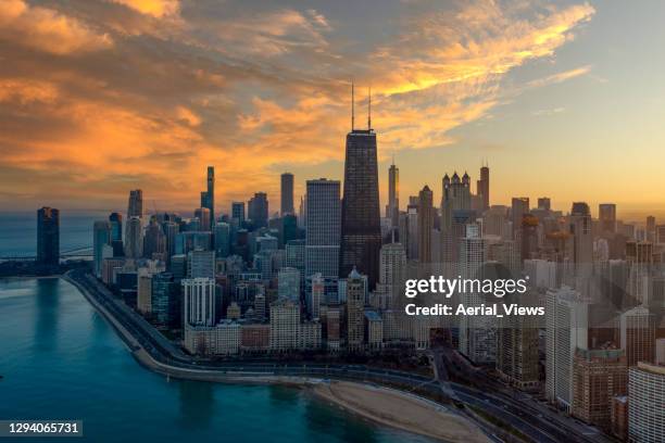 dramatische aussicht auf downtown chicago bei dämmerung - lake shore drive chicago stock-fotos und bilder