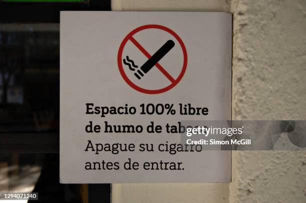 spanish-language no smoking sign on the wall of a building - no smoking sign 個照片及圖片檔