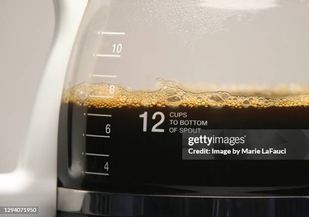 close-up of coffee pot with hot coffee - kaffeemaschine stock-fotos und bilder