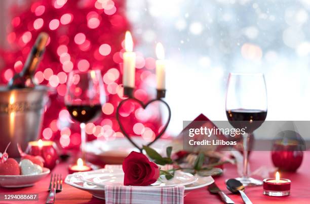mesa de comedor del día de san valentín - mesa-para-dos fotografías e imágenes de stock