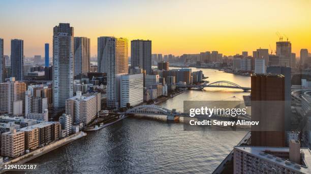 tokyo city and sumida river aerial view at morning dawn - rivière sumida photos et images de collection