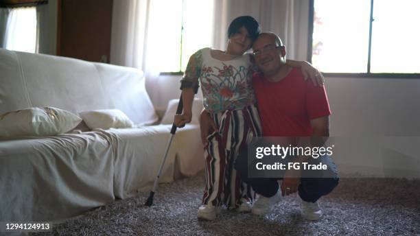 portrait of woman with dwarfism with her husband at home - ana imagens e fotografias de stock