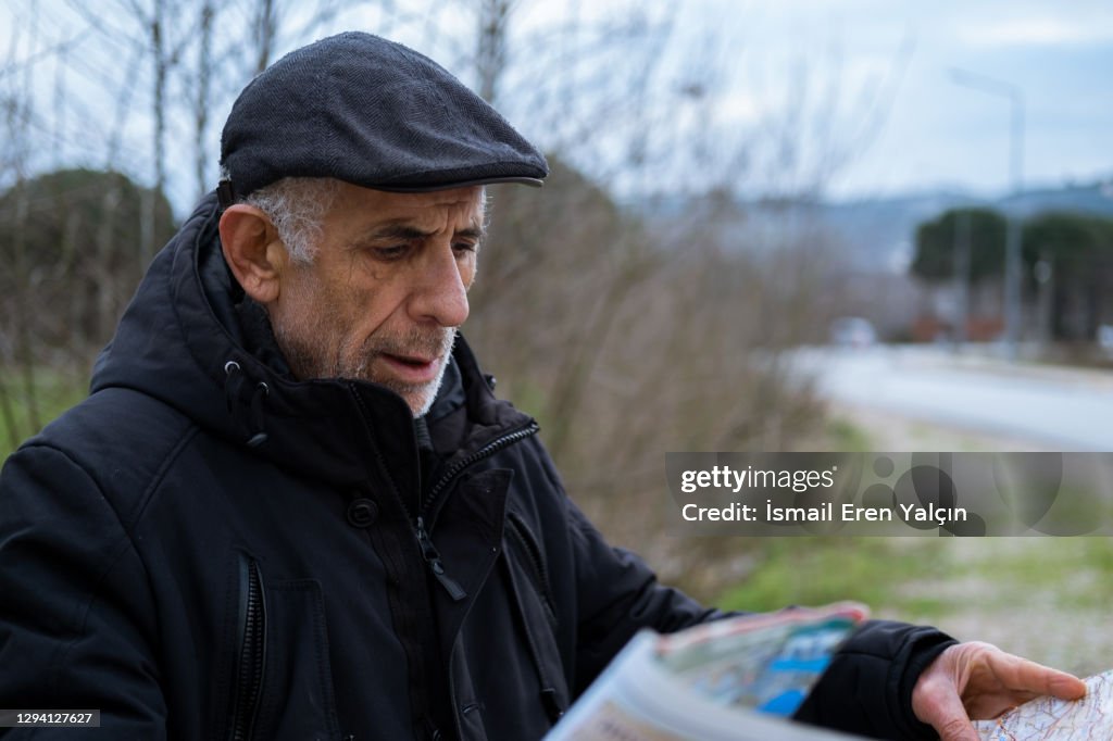 The old man who lost his way looks his way from the map