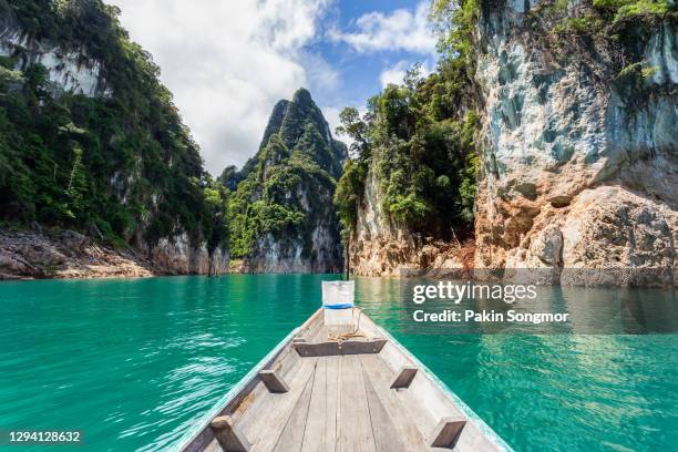 traditional longtail boat with beautiful scenery view in ratchaprapha dam at khao sok national park. - kao sok national park imagens e fotografias de stock