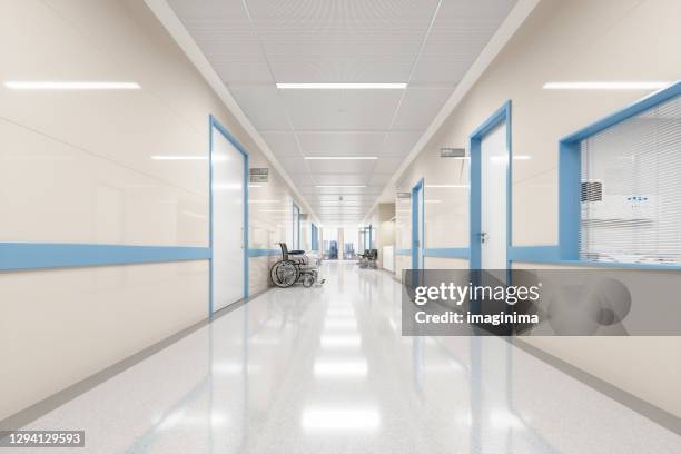 corridoio ospedaliero moderno vuoto - corridoio caratteristica di una costruzione foto e immagini stock