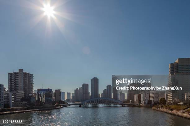 tokyo skyline with sunlight in the morning on the new year's day. - tsukishima tokyo photos et images de collection