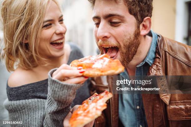 vrienden die pizza in italië eten - pizza italy restuarant stockfoto's en -beelden