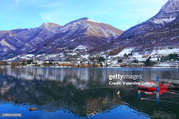 endine lake snowymountain reflection and peer - monasterolo del castello stock pictures, royalty-free photos & images