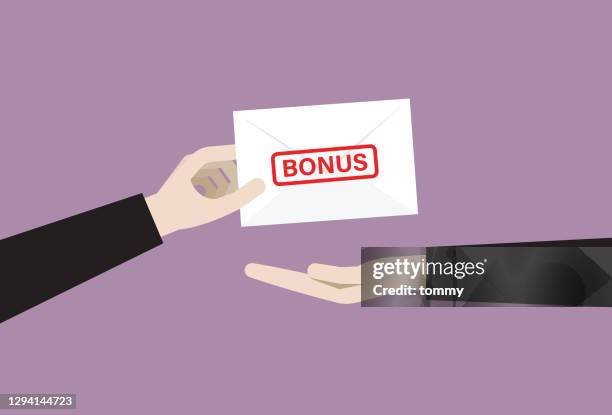 der manager gibt einem mitarbeiter einen bonus - bonuszahlung stock-grafiken, -clipart, -cartoons und -symbole