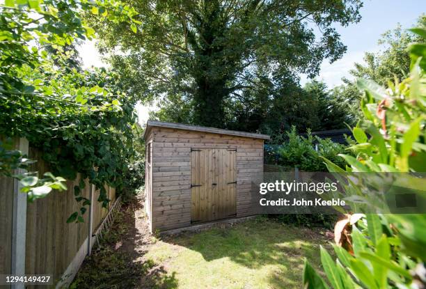 garden exteriors - shed fotografías e imágenes de stock