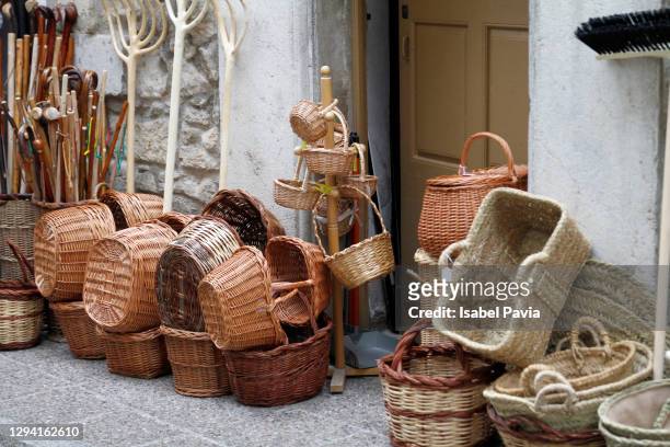 close-up of wicker baskets for sale - mimbre fotografías e imágenes de stock