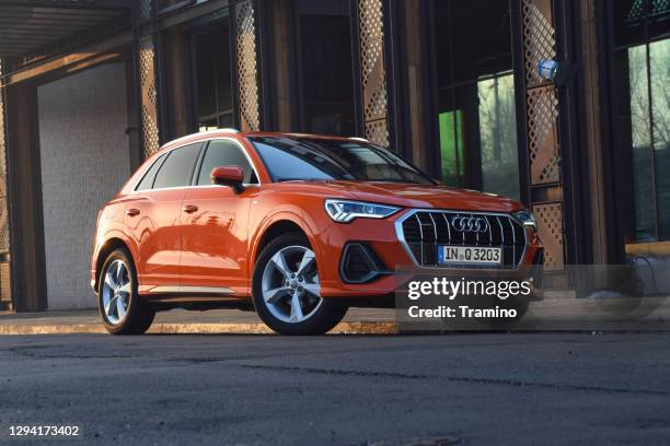 audi q3 auf einer straße - audi stock-fotos und bilder