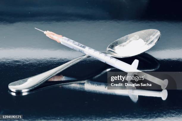 illegal drug filled disposable syringe - drogmissbruk bildbanksfoton och bilder