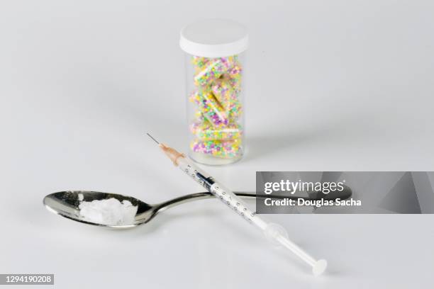 illegal drug use - art dealer stock-fotos und bilder