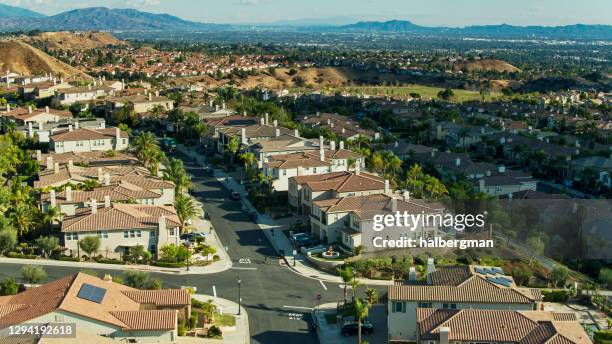 tranquilla strada suburbana a san fernando valley - antenna - san fernando valley foto e immagini stock